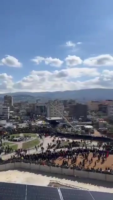 Multitudes en las inmediaciones del santuario de Sayyed Hassan Nasrallah en la carretera del aeropuerto