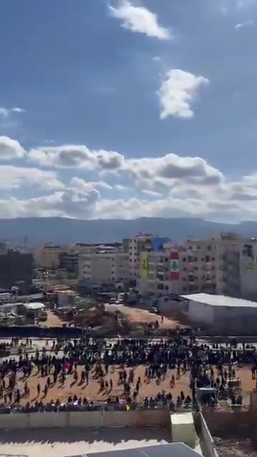 Multitudes en las inmediaciones del santuario de Sayyed Hassan Nasrallah en la carretera del aeropuerto