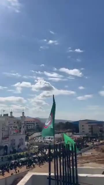 Multitudes en las inmediaciones del santuario de Sayyed Hassan Nasrallah en la carretera del aeropuerto