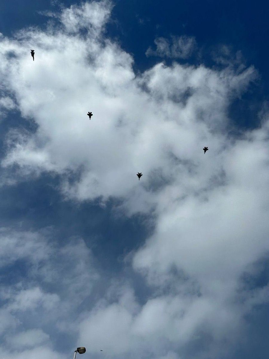 4 aviones de guerra israelíes sobrevuelan Beirut coincidiendo con el gran funeral