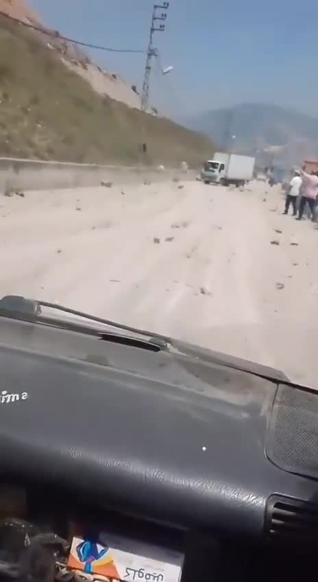 Carretera Nabatieh-Marjeyoun tras las redadas que tuvieron como objetivo las colinas de Kafrreman, Kafr Tibnit y Nabatieh al-Fawqa