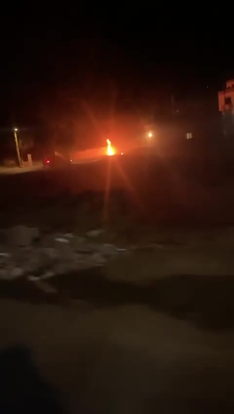 İsrail'in Bint Cbeyl İlçesi'ne bağlı Baraşit'te bir motosikleti hedef alan saldırının görüntüleri.