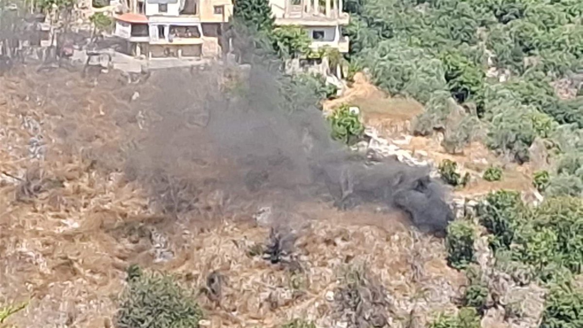De restanten van een Israëlische onderscheppingsraket kwamen terecht tussen Majdal Silm en Khirbet Silm in het district Bint Jbeil in Zuid-Libanon, waardoor er brand ontstond in het gebied.