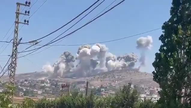 نفذ الطيران الاسرائيلي اليوم، أكثر من عشرين غارة استهدفت أحراج علي الطاهر ومرتفعات كفرتبنيت والنبطية الفوقا، مستخدماً صواريخ ارتجاجبة وأحدثت انفجاراتها دويا هائلا وصل صداها حتى صور والناقورة.
وقال المتحدث باسم الجيش الإسرائيلي أفيخاي أدرعي أن الغارات استهدفت موقعا كان يستخدم لإدارة أنظمة النيران والحماية لحزب الله في منطقة جبل شقيف في جنوب لبنان.