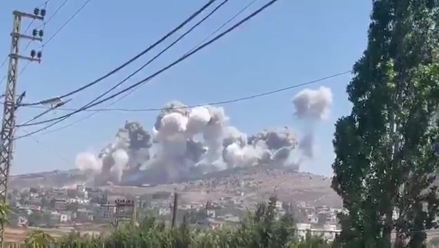 نفذ الطيران الاسرائيلي اليوم، أكثر من عشرين غارة استهدفت أحراج علي الطاهر ومرتفعات كفرتبنيت والنبطية الفوقا، مستخدماً صواريخ ارتجاجبة وأحدثت انفجاراتها دويا هائلا وصل صداها حتى صور والناقورة.
وقال المتحدث باسم الجيش الإسرائيلي أفيخاي أدرعي أن الغارات استهدفت موقعا كان يستخدم لإدارة أنظمة النيران والحماية لحزب الله في منطقة جبل شقيف في جنوب #لبنان.
