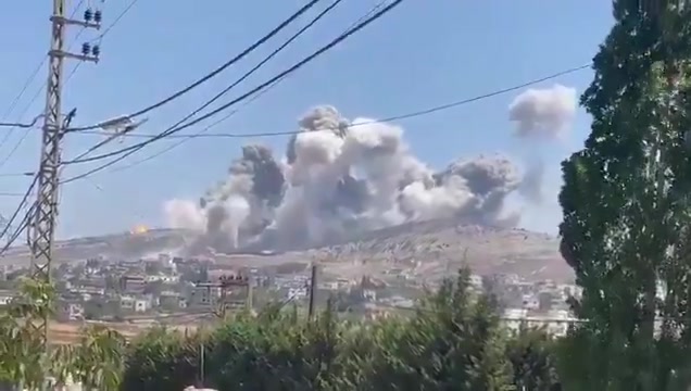 نفذ الطيران الاسرائيلي اليوم، أكثر من عشرين غارة استهدفت أحراج علي الطاهر ومرتفعات كفرتبنيت والنبطية الفوقا، مستخدماً صواريخ ارتجاجبة وأحدثت انفجاراتها دويا هائلا وصل صداها حتى صور والناقورة.
وقال المتحدث باسم الجيش الإسرائيلي أفيخاي أدرعي أن الغارات استهدفت موقعا كان يستخدم لإدارة أنظمة النيران والحماية لحزب الله في منطقة جبل شقيف في جنوب #لبنان.
