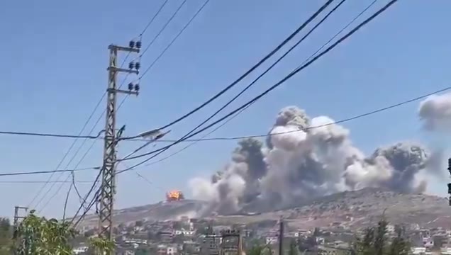 نفذ الطيران الاسرائيلي اليوم، أكثر من عشرين غارة استهدفت أحراج علي الطاهر ومرتفعات كفرتبنيت والنبطية الفوقا، مستخدماً صواريخ ارتجاجبة وأحدثت انفجاراتها دويا هائلا وصل صداها حتى صور والناقورة.
وقال المتحدث باسم الجيش الإسرائيلي أفيخاي أدرعي أن الغارات استهدفت موقعا كان يستخدم لإدارة أنظمة النيران والحماية لحزب الله في منطقة جبل شقيف في جنوب #لبنان.
