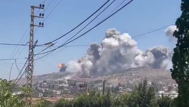 نفذ الطيران الاسرائيلي اليوم، أكثر من عشرين غارة استهدفت أحراج علي الطاهر ومرتفعات كفرتبنيت والنبطية الفوقا، مستخدماً صواريخ ارتجاجبة وأحدثت انفجاراتها دويا هائلا وصل صداها حتى صور والناقورة.
وقال المتحدث باسم الجيش الإسرائيلي أفيخاي أدرعي أن الغارات استهدفت موقعا كان يستخدم لإدارة أنظمة النيران والحماية لحزب الله في منطقة جبل شقيف في جنوب #لبنان.
