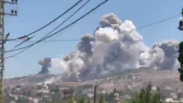 نفذ الطيران الاسرائيلي اليوم، أكثر من عشرين غارة استهدفت أحراج علي الطاهر ومرتفعات كفرتبنيت والنبطية الفوقا، مستخدماً صواريخ ارتجاجبة وأحدثت انفجاراتها دويا هائلا وصل صداها حتى صور والناقورة.
وقال المتحدث باسم الجيش الإسرائيلي أفيخاي أدرعي أن الغارات استهدفت موقعا كان يستخدم لإدارة أنظمة النيران والحماية لحزب الله في منطقة جبل شقيف في جنوب #لبنان.
