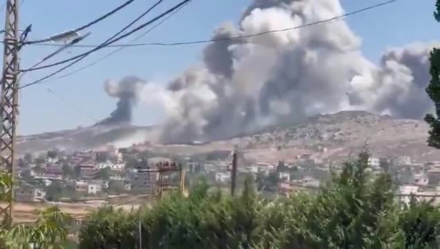 نفذ الطيران الاسرائيلي اليوم، أكثر من عشرين غارة استهدفت أحراج علي الطاهر ومرتفعات كفرتبنيت والنبطية الفوقا، مستخدماً صواريخ ارتجاجبة وأحدثت انفجاراتها دويا هائلا وصل صداها حتى صور والناقورة.
وقال المتحدث باسم الجيش الإسرائيلي أفيخاي أدرعي أن الغارات استهدفت موقعا كان يستخدم لإدارة أنظمة النيران والحماية لحزب الله في منطقة جبل شقيف في جنوب #لبنان.
