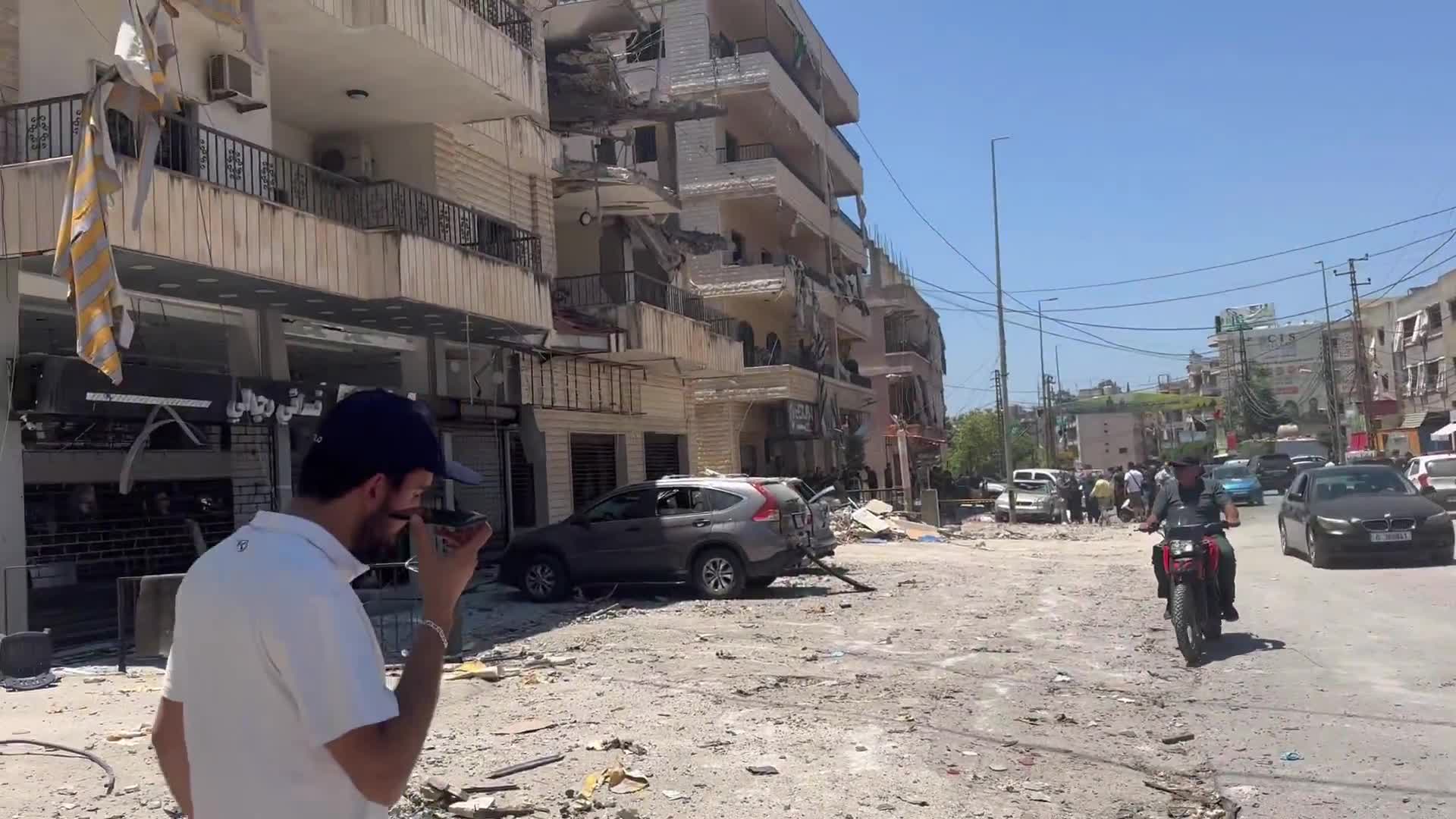 الجيش الإسرائيلي ينفي استهدافه مبنى سكني ويقول إنه أصيب بصاروخ كان داخل المنشأة التي استهدفتها الغارات الجوية على التلال فوق النبطية.