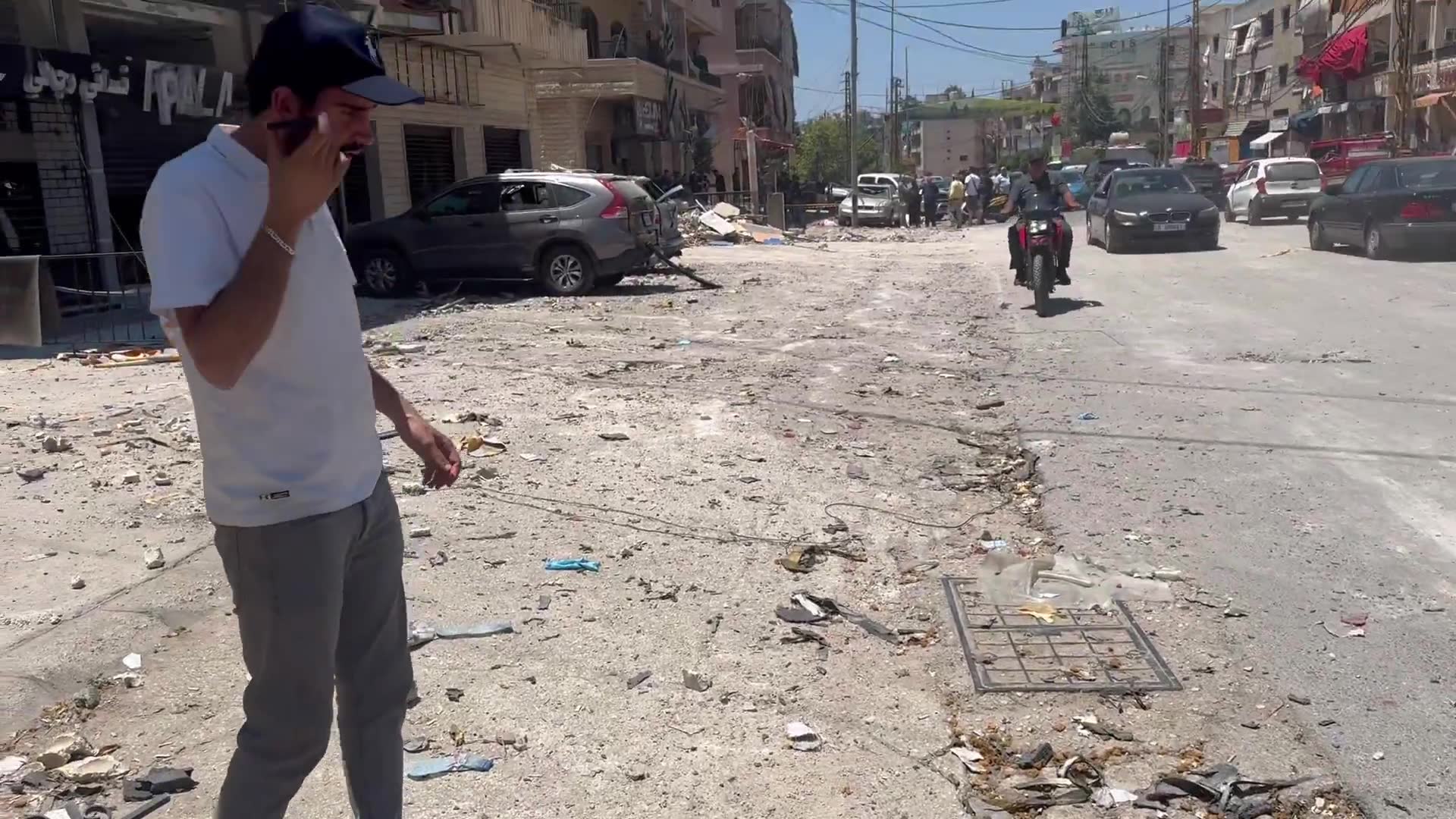 الجيش الإسرائيلي ينفي استهدافه مبنى سكني ويقول إنه أصيب بصاروخ كان داخل المنشأة التي استهدفتها الغارات الجوية على التلال فوق النبطية.