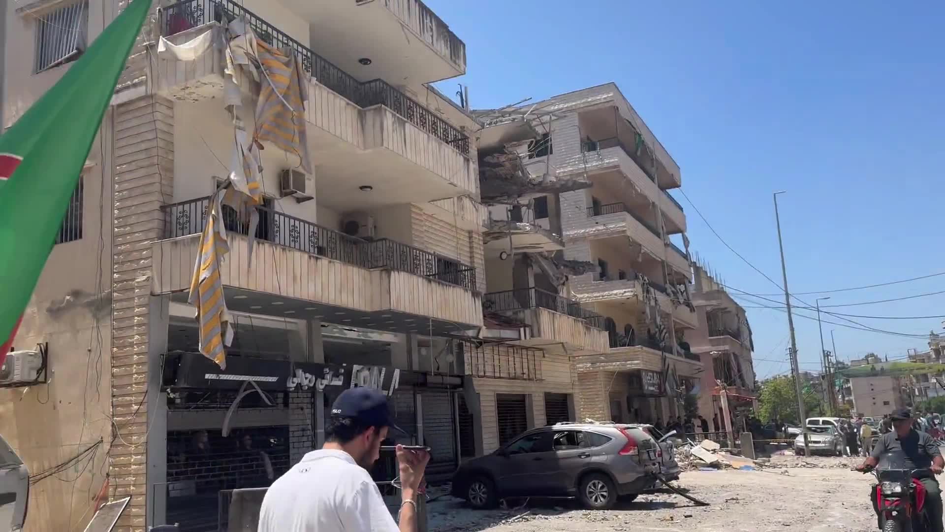 الجيش الإسرائيلي ينفي استهدافه مبنى سكني ويقول إنه أصيب بصاروخ كان داخل المنشأة التي استهدفتها الغارات الجوية على التلال فوق النبطية.