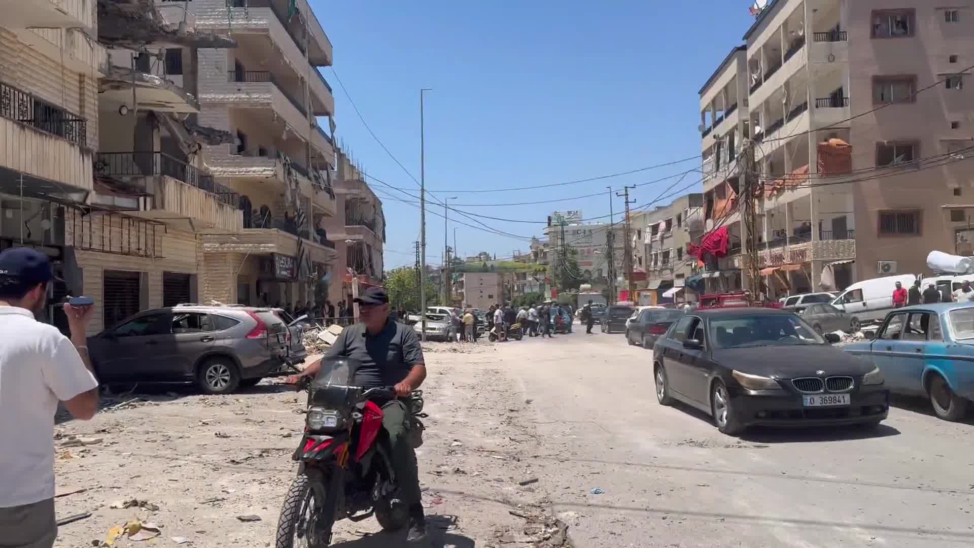 الجيش الإسرائيلي ينفي استهدافه مبنى سكني ويقول إنه أصيب بصاروخ كان داخل المنشأة التي استهدفتها الغارات الجوية على التلال فوق النبطية.