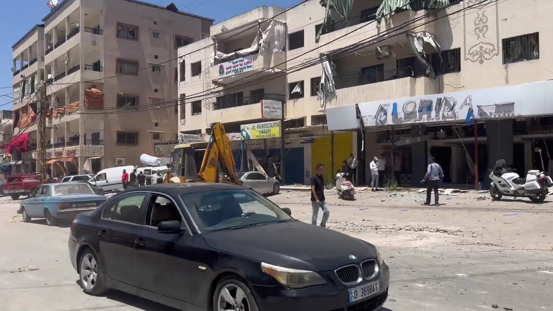 الجيش الإسرائيلي ينفي استهدافه مبنى سكني ويقول إنه أصيب بصاروخ كان داخل المنشأة التي استهدفتها الغارات الجوية على التلال فوق النبطية.
