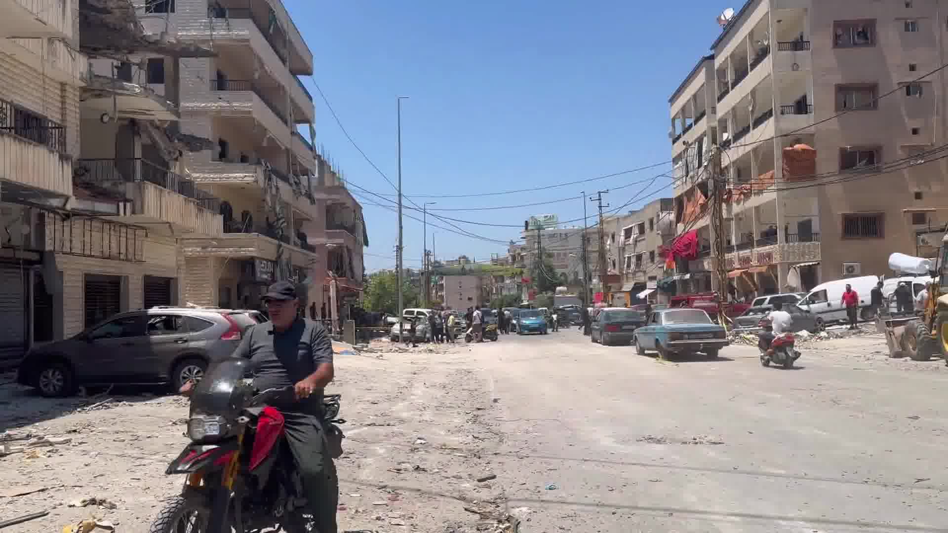 الجيش الإسرائيلي ينفي استهدافه مبنى سكني ويقول إنه أصيب بصاروخ كان داخل المنشأة التي استهدفتها الغارات الجوية على التلال فوق النبطية.