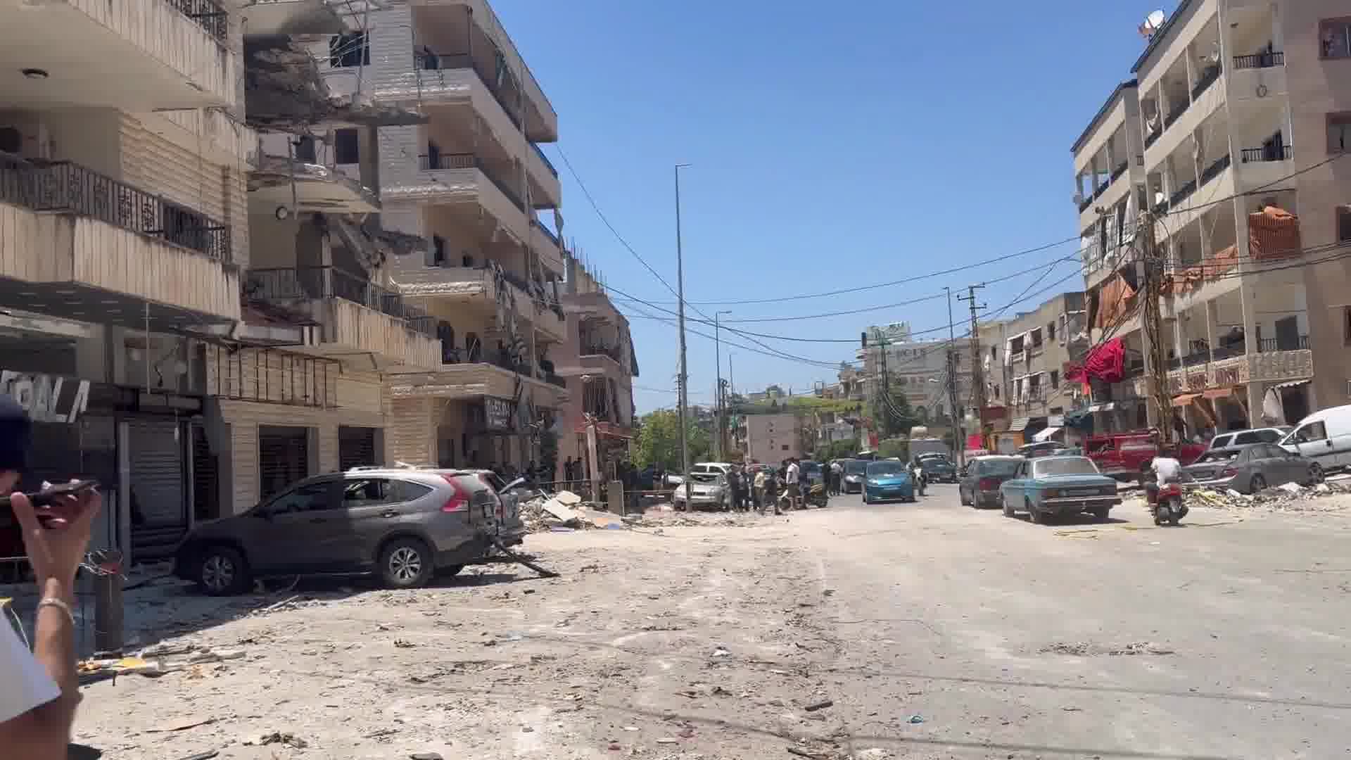 الجيش الإسرائيلي ينفي استهدافه مبنى سكني ويقول إنه أصيب بصاروخ كان داخل المنشأة التي استهدفتها الغارات الجوية على التلال فوق النبطية.