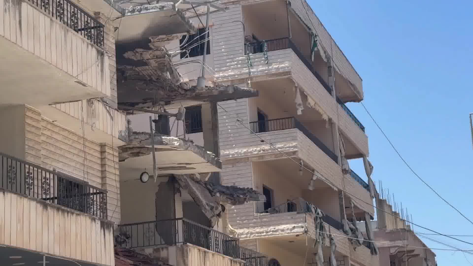الجيش الإسرائيلي ينفي استهدافه مبنى سكني ويقول إنه أصيب بصاروخ كان داخل المنشأة التي استهدفتها الغارات الجوية على التلال فوق النبطية.