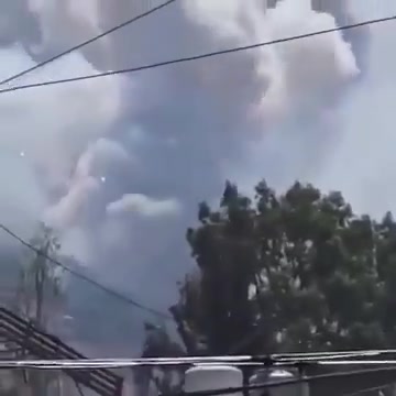 عقب غارة جوية على موقع أسلحة تابع لحزب الله في جنوب لبنان، شوهدت انفجارات ثانوية وإطلاق صاروخ من زوايا متعددة. ويقول الجيش الإسرائيلي إن صاروخًا لحزب الله هو المسؤول عن إصابة مبنى قريب، مما أسفر عن مقتل شخص وإصابة آخرين.