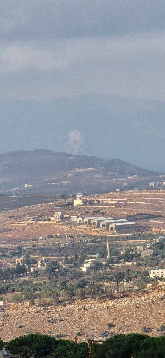 תמונות של תקיפות אוויריות על אזורים לא מיושבים בפאתי ערים בדרום לבנון.