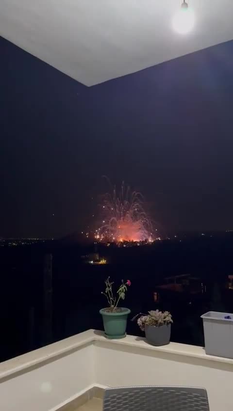 Escenas del violento ataque israelí que tuvo como objetivo un edificio entre Abaa y Ansar.