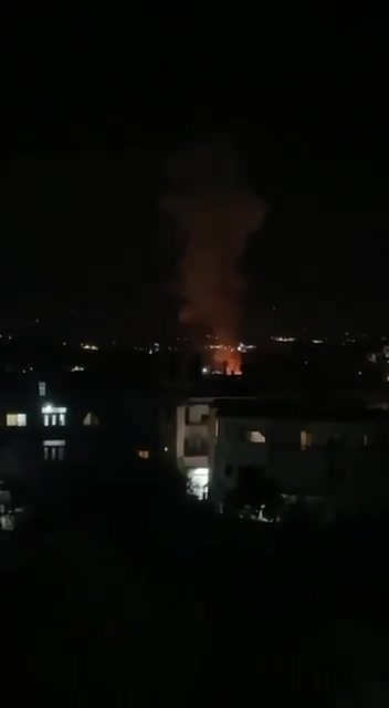 Um drone israelense atingiu um veículo Rapid com um míssil guiado no bairro de Al-Ras, em Deir al-Zahrani.