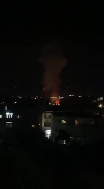 Um drone israelense atingiu um veículo Rapid com um míssil guiado no bairro de Al-Ras, em Deir al-Zahrani.