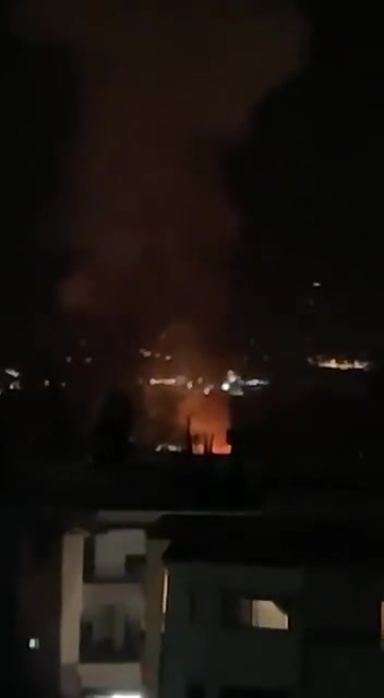 Um drone israelense atingiu um veículo Rapid com um míssil guiado no bairro de Al-Ras, em Deir al-Zahrani.