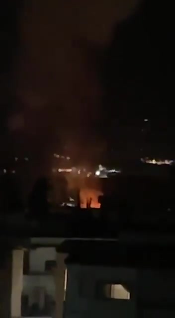 Um drone israelense atingiu um veículo Rapid com um míssil guiado no bairro de Al-Ras, em Deir al-Zahrani.