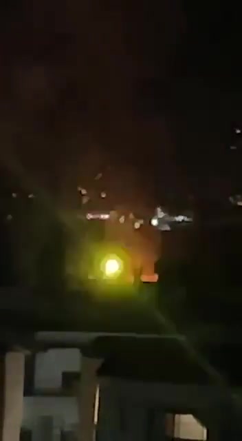 Um drone israelense atingiu um veículo Rapid com um míssil guiado no bairro de Al-Ras, em Deir al-Zahrani.