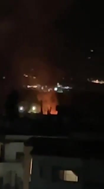 Um drone israelense atingiu um veículo Rapid com um míssil guiado no bairro de Al-Ras, em Deir al-Zahrani.