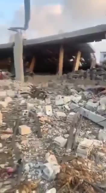 An Israeli airstrike targeted the home of citizen Muhammad Qassem after midnight in Aita al-Shaab, who was killed in an airstrike about a week ago.