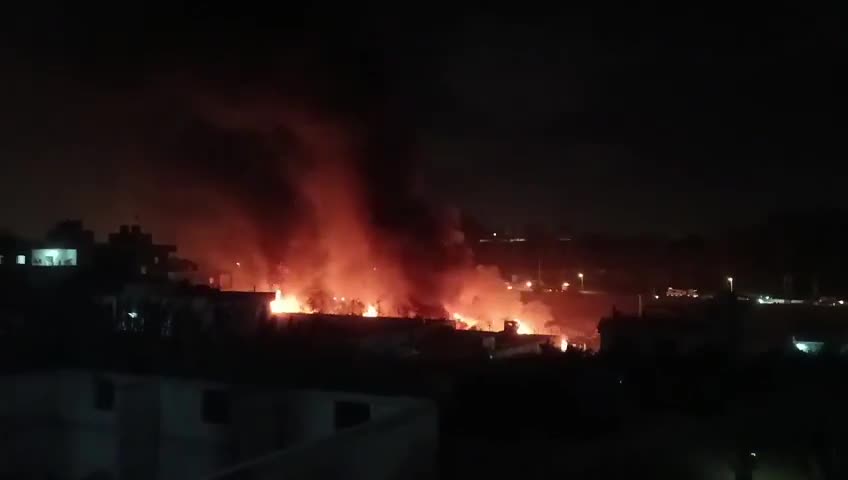 קומפלקס ובו דחפורים הותקף בשכונת עין בעיירה אנסריה.