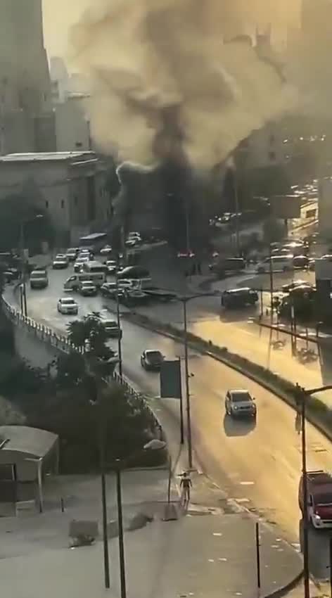 Pensionierte Militärangehörige veranstalteten einen Protest in der Innenstadt von Beirut und blockierten Straßen in Saifi mit brennenden Reifen.