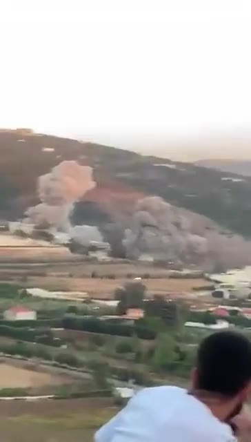 Israeli forces are currently carrying out a series of airstrikes in southern Lebanon, according to Lebanese media. Among the targeted areas are Jarmaq and Mahmoudiyeh