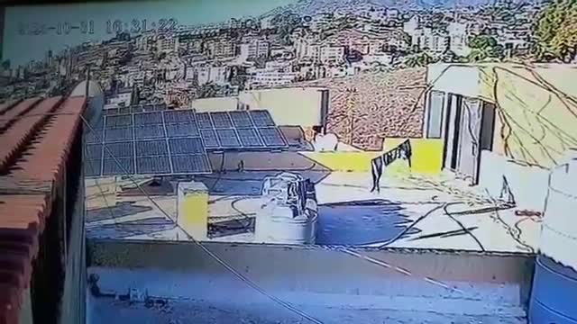 Um vídeo que circula online mostra o ataque aéreo que teve como alvo a cidade industrial de Kafr Rumman, no sul do Líbano.