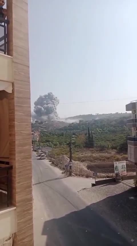 Footage of Israeli airstrikes targeting the valley between the towns of Tyre, Tirdaba, Ma'raka and Al-Abbasiya in the Tyre district of southern Lebanon.