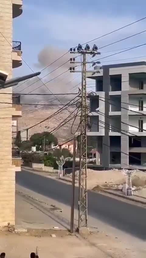 لحظة شن طيران  سلسلة غارات على منطقة الجرمق والمحمودية في جنوب لبنان