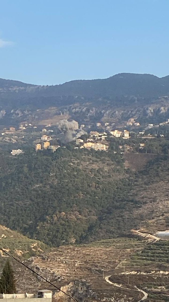 Las fuerzas israelíes llevan a cabo otro ataque aéreo contra un edificio en la ciudad de Jebaa, en el sur del Líbano.