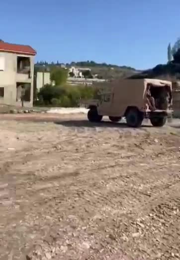 Lübnan ordusu, İsrail'in dün bombalamakla tehdit ettiği ve içinde askeri yapılar bulunduğunu iddia ettiği eve tekrar girmeden Yanuh'ta devriye gezmeye devam ediyor.