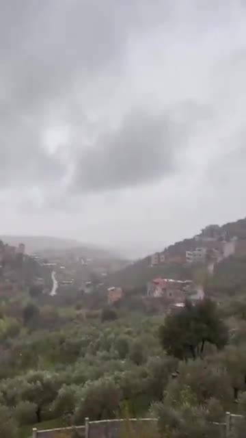 Seit heute Morgen haben Dutzende israelische Luftangriffe die Außenbezirke von Sajed und Reihan, das Tal zwischen Deir al-Zahrani und Houmine al-Fawqa, das Gebiet um Tibna sowie die Höhenzüge von Iqlim al-Tuffah und Jbour im Bekaa-Tal ins Visier genommen.