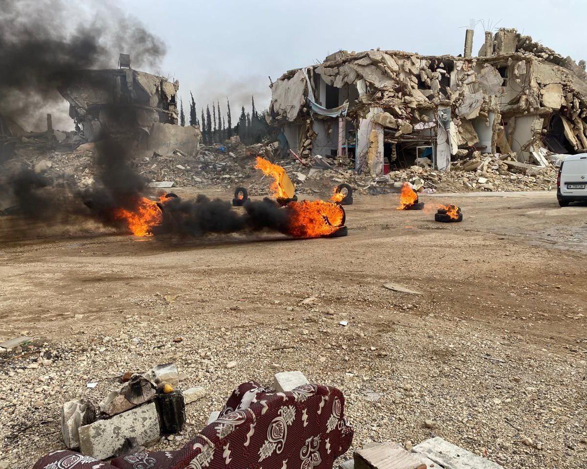 תושבי כפרקילה הדליקו צמיגים במחאה על מצוקת הפליטים ועל שיקום המדינה.