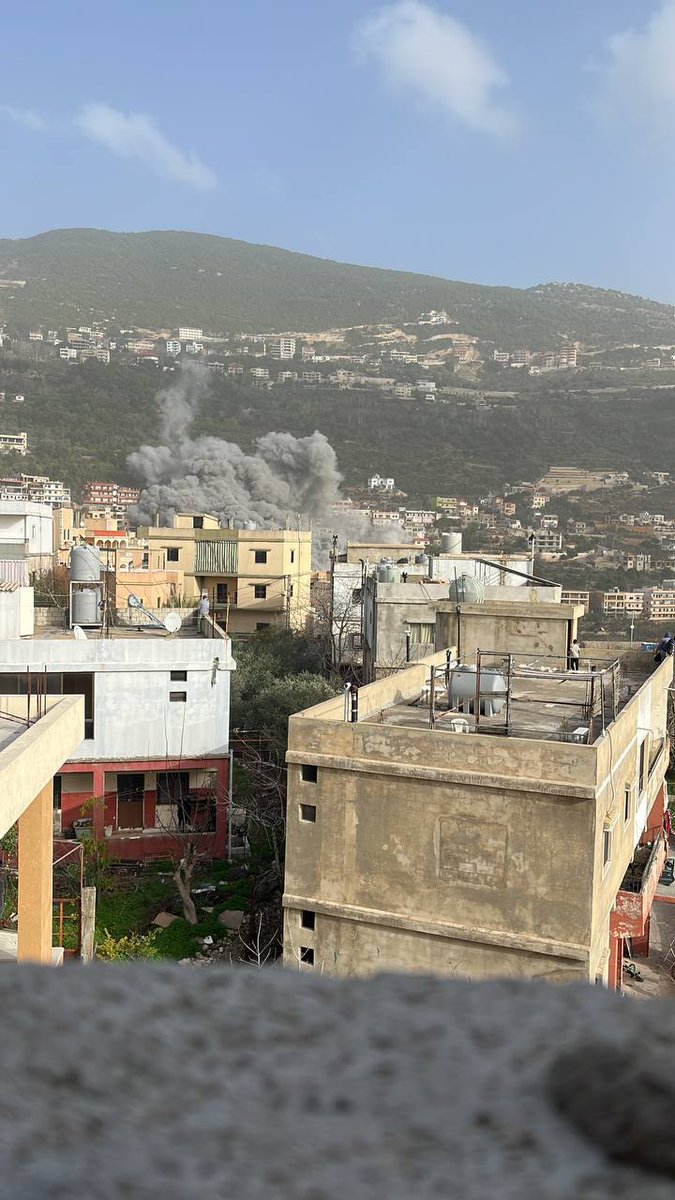 استهداف منزل في عين قانا جنوبي لبنان بقنابل إسرائيليةيزعم الجيش الإسرائيلي أن هدف الغارات الجوية كان مستودعات أسلحة يستخدمها حزب الله.  x.com/ashrafnsier/st…