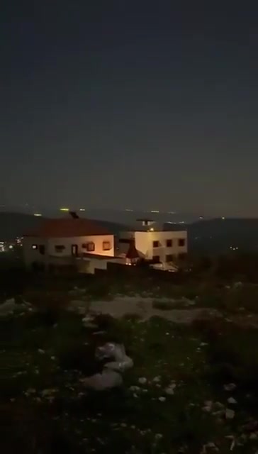 Israeli tanks attack the city of Khiam in southern Lebanon