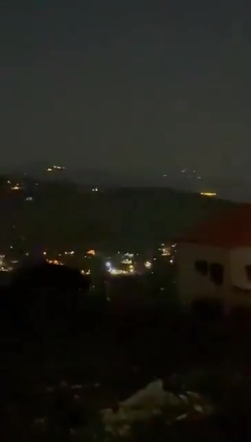 Israeli tanks attack the city of Khiam in southern Lebanon