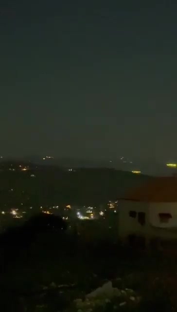 Israeli tanks attack the city of Khiam in southern Lebanon