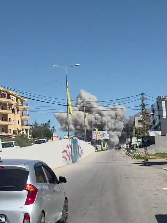Israeli airstrike targets the vicinity of Kafr Rumman roundabout - Nabatieh