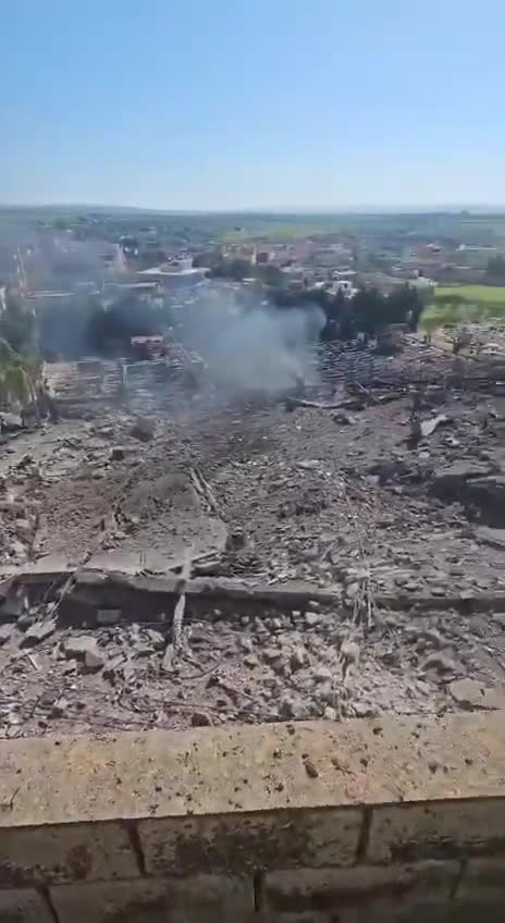 آثار القصف في بلدة كفرتبنيت جنوب لبنان بعد غارة من