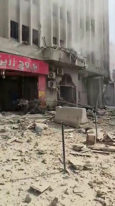 بالفيديو.. غارة إسرائيلية عنيفة استهدفت مبنى قرب مطعم زريق في الكفاءات بالضاحية الجنوبية لبيروت لبنان