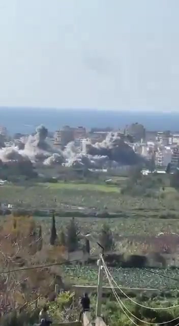 Heavy Israeli airstrikes target the city of Tyre in Lebanon